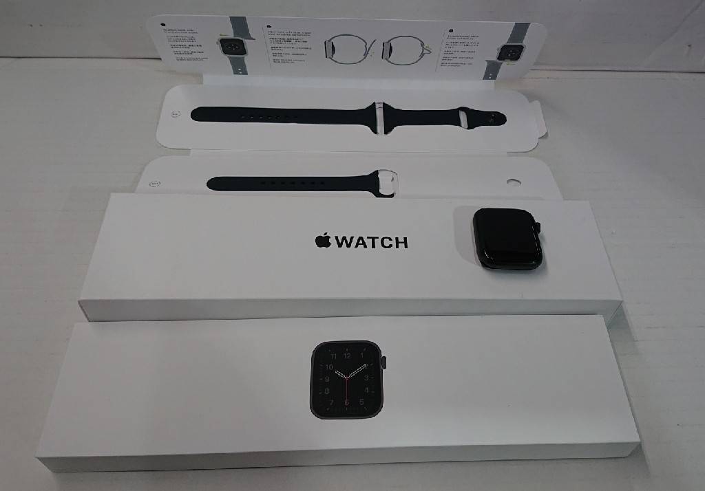 ☆〈Apple Watch SE GPSモデル 44mm MYDT2J/A [ブラックスポーツバンド